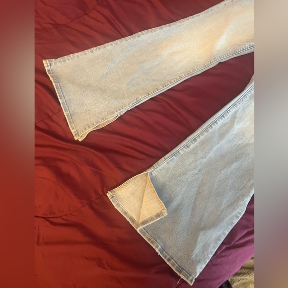 American Eagle Curvy Super High-Rise Flare Split Hem Light Wash Jeans Size 10R - Picture 6 of 7